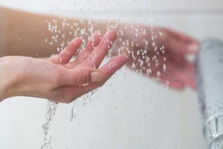 Sprchujete se, když běží pračka? Tenhle zvyk vás může nepříjemně překvapit